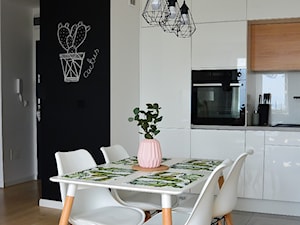 #5latHomebook - Średnia biała czarna jadalnia w kuchni - zdjęcie od Wojciech Wesołowski