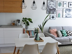 #5latHomebook - Mała biała jadalnia w salonie w kuchni - zdjęcie od Wojciech Wesołowski