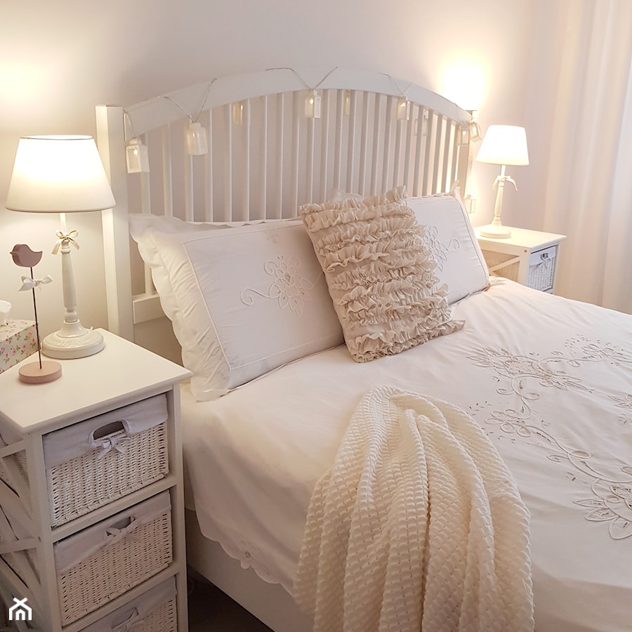 paulina.inspiruje - Mała biała sypialnia, styl prowansalski - zdjęcie od paulina.inspiruje