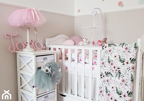 paulina.inspiruje - Średni biały różowy pokój dziecka dla niemowlaka dla dziewczynki, styl prowansalski - zdjęcie od paulina.inspiruje