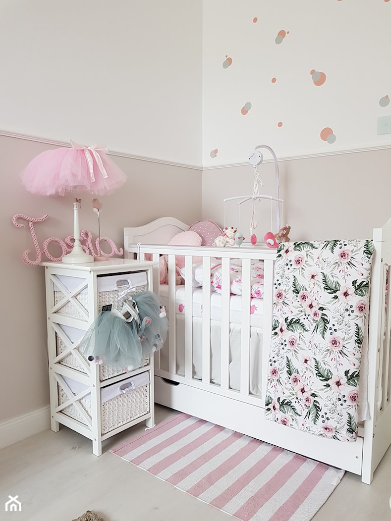 paulina.inspiruje - Średni biały różowy pokój dziecka dla niemowlaka dla dziewczynki, styl prowansalski - zdjęcie od paulina.inspiruje - Homebook
