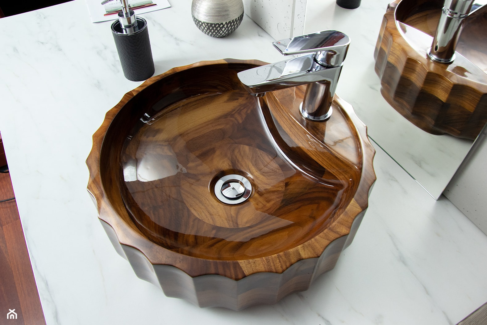 Roman - umywalka z drewna - zdjęcie od Ambivalent Design - umywalki z drewna - Homebook