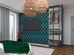 Przestronna sypialnia z marokańską tapetą