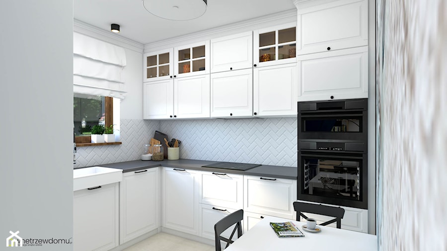 Salon z kuchnią w kolorach bieli z dodatkiem granatu - zdjęcie od wnetrzewdomu