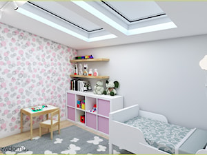Delikatny pokój dla dziewczynki - Średni biały szary pokój dziecka dla dziecka dla dziewczynki, styl skandynawski - zdjęcie od wnetrzewdomu