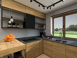 Połączenie czerni i drewna w kuchni - zdjęcie od wnetrzewdomu