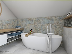 Łazienka na poddaszu z rustykalnymi elementami - zdjęcie od wnetrzewdomu