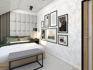 Jasna sypialnia wykończona tapetą imitującą marmur