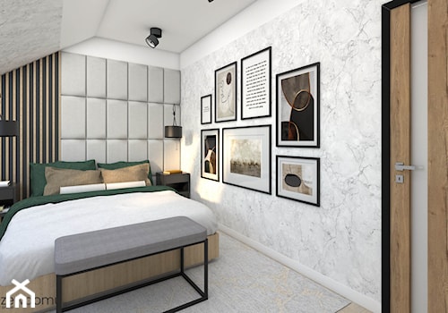 Jasna sypialnia wykończona tapetą imitującą marmur - zdjęcie od wnetrzewdomu