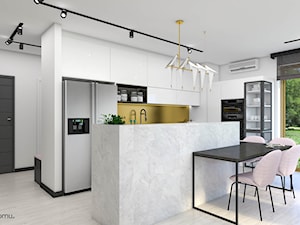 Salon z kuchnią w wersji grafitowo-białęj ze złotymi dodatkami - zdjęcie od wnetrzewdomu