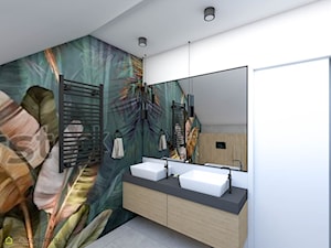 Łazienka ze skosami i dekoracyjną tapetą - zdjęcie od wnetrzewdomu