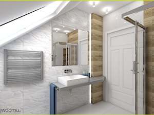 Łazienka na poddaszu - Średnia na poddaszu z lustrem z punktowym oświetleniem łazienka z oknem, styl skandynawski - zdjęcie od wnetrzewdomu
