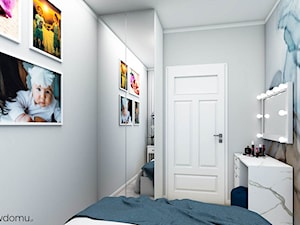 Mała sypialnia z niebieskim akcentem - Sypialnia, styl skandynawski - zdjęcie od wnetrzewdomu
