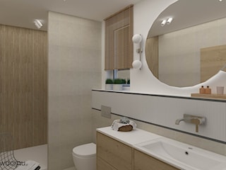 Biel i drewno w niewielkiej łazience ze ścianką prysznicową