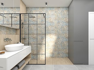 Łazienka z wanną wolnostojącą i prysznicem na poddaszu - zdjęcie od wnetrzewdomu