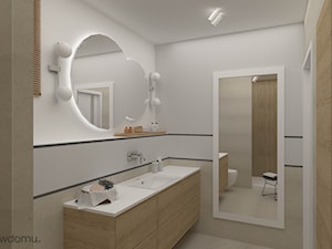 Biel i drewno w niewielkiej łazience ze ścianką prysznicową - zdjęcie od wnetrzewdomu