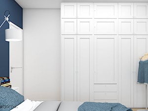 Granatowa sypialnia z dużym łóżkiem - zdjęcie od wnetrzewdomu