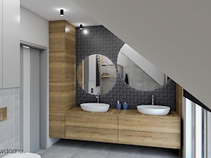 Nowoczesna łazienka z drewnem - Średnia na poddaszu z lustrem z dwoma umywalkami z punktowym oświetleniem łazienka z oknem, styl nowoczesny - zdjęcie od wnetrzewdomu
