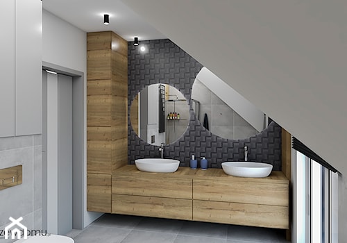 Nowoczesna łazienka z drewnem - Średnia na poddaszu z lustrem z dwoma umywalkami z punktowym oświetleniem łazienka z oknem, styl nowoczesny - zdjęcie od wnetrzewdomu