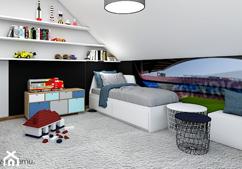 Pokój dla małego fana piłki nożnej - Średnia biała czarna sypialnia na poddaszu, styl skandynawski - zdjęcie od wnetrzewdomu