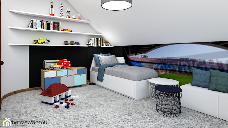 Pokój dla małego fana piłki nożnej - Średnia biała czarna sypialnia na poddaszu, styl skandynawski - zdjęcie od wnetrzewdomu