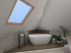 Okrągłe duże lustro i okno dachowe w łazience ze skosami - zdjęcie od wnetrzewdomu