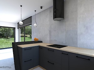 Elegancka iemna kuchnia - połączenie czerni, drewna i betonu - zdjęcie od wnetrzewdomu