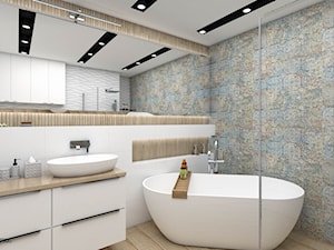 Jasna łazienka z wanną wolnostojącą i prysznicem - zdjęcie od wnetrzewdomu