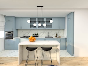 Salon z kuchnią w odcieniach błękitu - zdjęcie od wnetrzewdomu