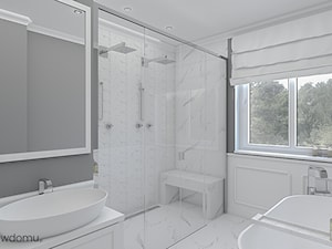 Łazienka w stylu new hampton - Średnia z lustrem z marmurową podłogą z punktowym oświetleniem łazienka z oknem - zdjęcie od wnetrzewdomu