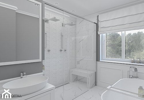Łazienka w stylu new hampton - Średnia z lustrem z marmurową podłogą z punktowym oświetleniem łazienka z oknem - zdjęcie od wnetrzewdomu