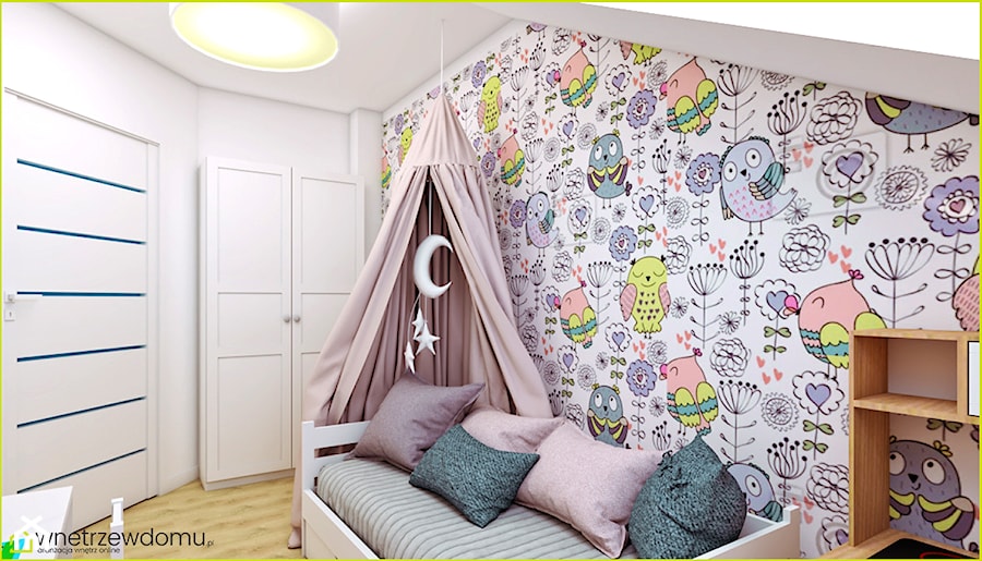 Pokój dla dziewczynki z tapetą w sówki - Średni biały pokój dziecka dla dziecka dla dziewczynki, styl skandynawski - zdjęcie od wnetrzewdomu