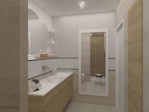 Biel i drewno w niewielkiej łazience ze ścianką prysznicową
