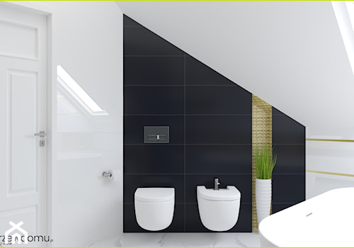Łazienka - czerń, biel i złoto - Średnia na poddaszu z marmurową podłogą łazienka z oknem - zdjęcie od wnetrzewdomu