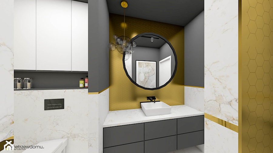Łazienka ze złotymi dodatkami i dekoracyjną tapetą - zdjęcie od wnetrzewdomu