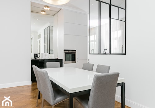 Średnia biała jadalnia jako osobne pomieszczenie - zdjęcie od Aleksandra Kozuń fotografia wnętrz