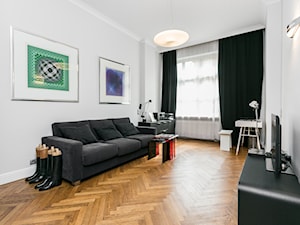 Duże w osobnym pomieszczeniu z sofą szare biuro - zdjęcie od Aleksandra Kozuń fotografia wnętrz