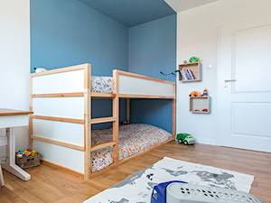 mieszkanie Gdańsk - Średni biały niebieski pokój dziecka dla nastolatka dla chłopca dla dziewczynki, styl skandynawski - zdjęcie od Studio Kosmos