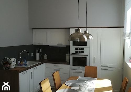Mieszkanie w bloku - Średnia zamknięta czarna szara z zabudowaną lodówką z nablatowym zlewozmywakiem z podblatowym zlewozmywakiem kuchnia w kształcie litery l z oknem, styl minimalistyczny - zdjęcie od J&J Meblotech