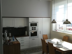 Mieszkanie w bloku - Średnia zamknięta z kamiennym blatem szara z zabudowaną lodówką z lodówką wolnostojącą z nablatowym zlewozmywakiem kuchnia w kształcie litery l z oknem, styl minimalistyczny - zdjęcie od J&J Meblotech