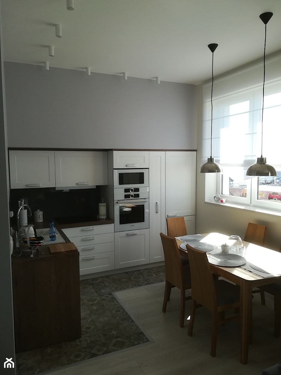 Mieszkanie w bloku - Średnia zamknięta z kamiennym blatem szara z zabudowaną lodówką z lodówką wolnostojącą z nablatowym zlewozmywakiem kuchnia w kształcie litery l z oknem, styl minimalistyczny - zdjęcie od J&J Meblotech