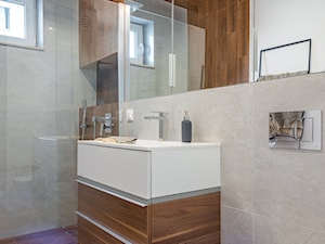Hint of Wood&White (Lokum di Trevi) - Średnia z lustrem z punktowym oświetleniem łazienka z oknem - zdjęcie od Grupa Interio