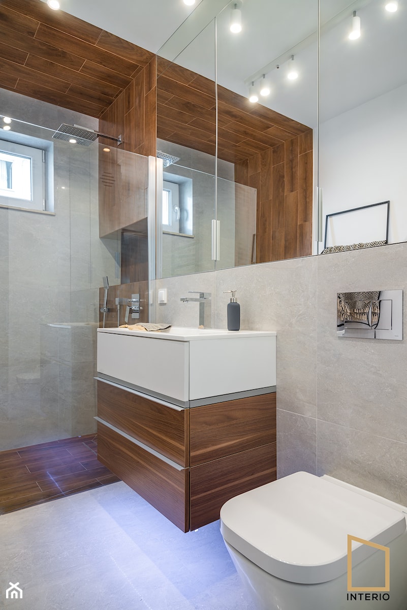 Hint of Wood&White (Lokum di Trevi) - Średnia z lustrem z punktowym oświetleniem łazienka z oknem - zdjęcie od Grupa Interio