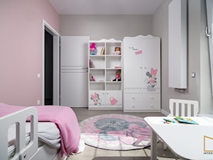Color Vibes - Średni różowy szary pokój dziecka dla dziecka dla nastolatka dla dziewczynki, styl nowoczesny - zdjęcie od Grupa Interio