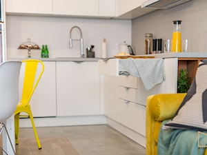Color Vibes - Średnia otwarta z salonem z kamiennym blatem szara z zabudowaną lodówką z lodówką wolnostojącą z nablatowym zlewozmywakiem kuchnia w kształcie litery l z oknem, styl nowoczesny - zdjęcie od Grupa Interio