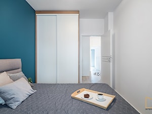 Color Vibes - Mała biała niebieska sypialnia, styl nowoczesny - zdjęcie od Grupa Interio