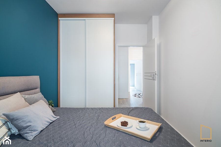 Color Vibes - Mała biała niebieska sypialnia, styl nowoczesny - zdjęcie od Grupa Interio