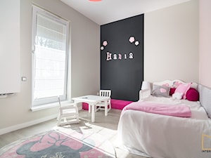 Color Vibes - Średni czarny szary pokój dziecka dla dziecka dla dziewczynki, styl nowoczesny - zdjęcie od Grupa Interio
