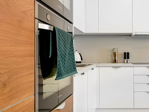 Color Vibes - Średnia szara z zabudowaną lodówką z podblatowym zlewozmywakiem kuchnia w kształcie litery l, styl nowoczesny - zdjęcie od Grupa Interio