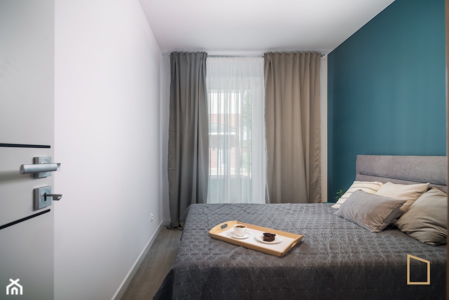 Color Vibes - Średnia biała niebieska sypialnia z balkonem / tarasem, styl nowoczesny - zdjęcie od Grupa Interio